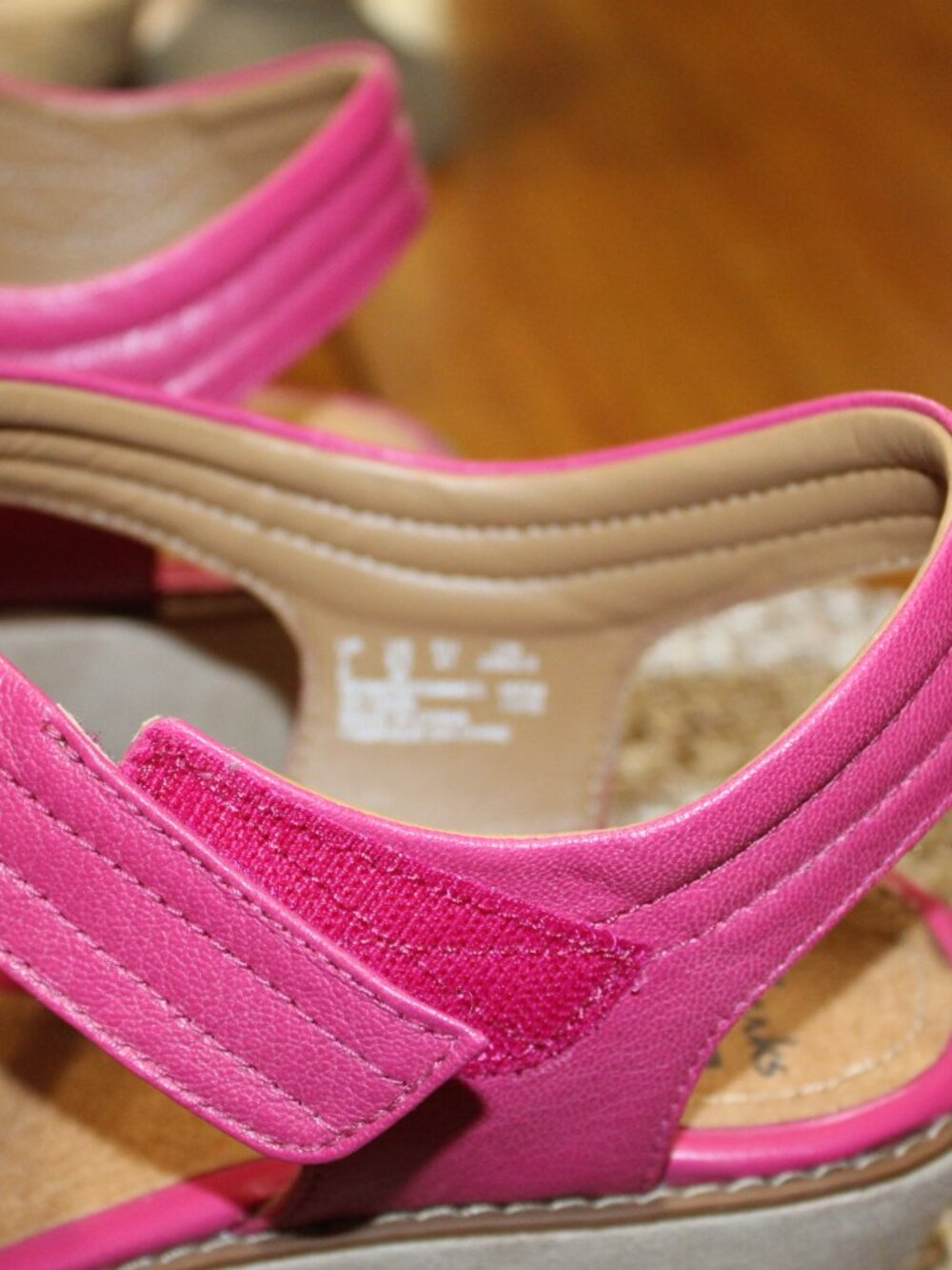 NWT Clark Hazelle Alba Quilted strap wedge sandals 9 1/2 WIDE FABULOUS!! - Picture 9 of 13